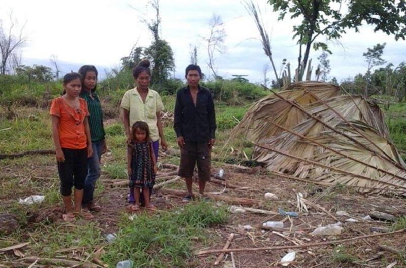 ប្រជាពលរដ្ឋ​មួយ​គ្រួសារ នៅ​ឃុំ​ទន្លូង ស្រុក​មេមត់ ដែល​មាន​ជីវភាព​ក្រីក្រ គឺ​គ្រួសារ លោក សំរិទ្ធ អ៊ត បន្ទាប់​ពី​រុះរើ​ខ្ទម​ចាំ​ចម្ការ​រួច កាល​ពី​ថ្ងៃ​ទី​២៧ ខែ​កញ្ញា ឆ្នាំ​២០១៥។ 