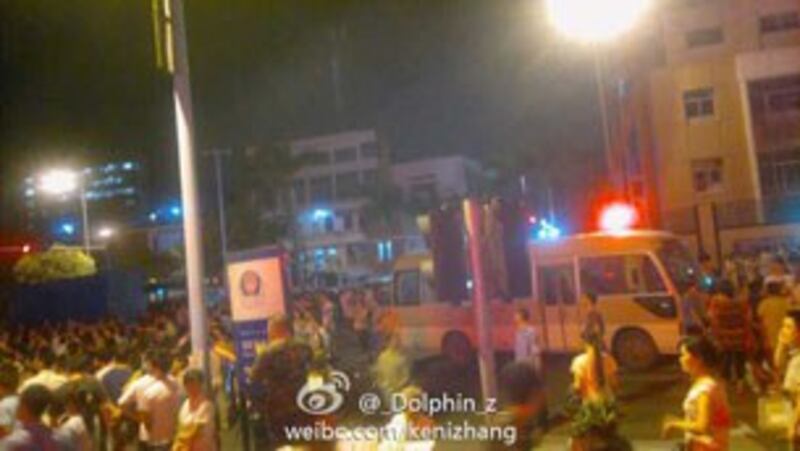 图片:深圳龙岗布吉关南岭村抗议物业殴打居民还得警方包庇,集体围堵派出所。(中国茉莉花革命网站)