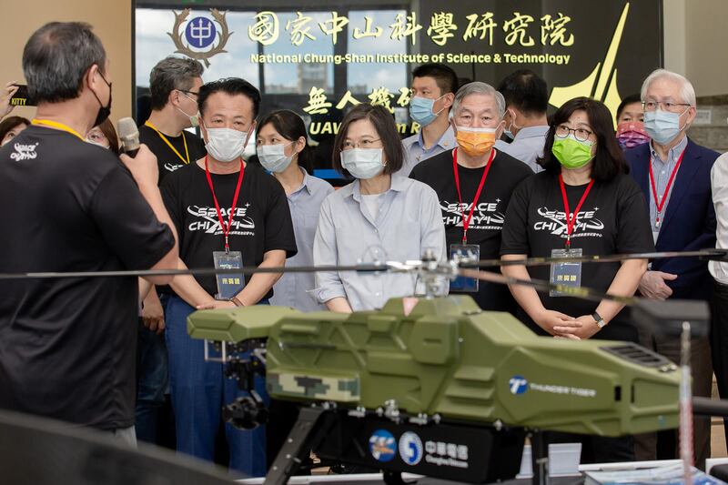 總統蔡英文8月13日主持「亞洲無人機AI創新應用研發中心」揭牌啟用，宣告無人機國家隊成軍。（總統府提供）