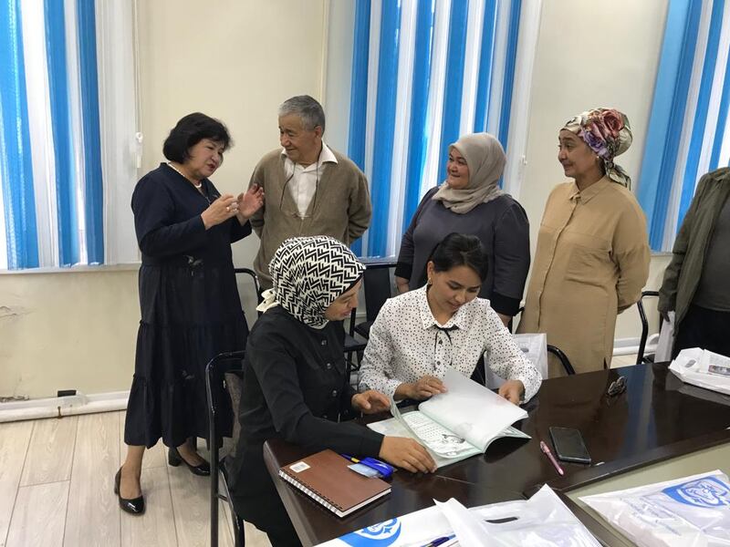 ئوقۇتقۇچىلار دەرس پىلانلىرىنى مۇلاھىزە قىلىۋاتقان كۆرۈنۈش، 2023-يىلى 23-سېنتەبىر، بىشكەك