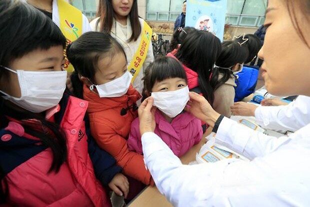미세먼지주의보가 내려진 광주 북구 보건소에서 북구청 질병관리팀 직원들이 어린이들이게 마스크 쓰는 법을 알려주고 있다. 