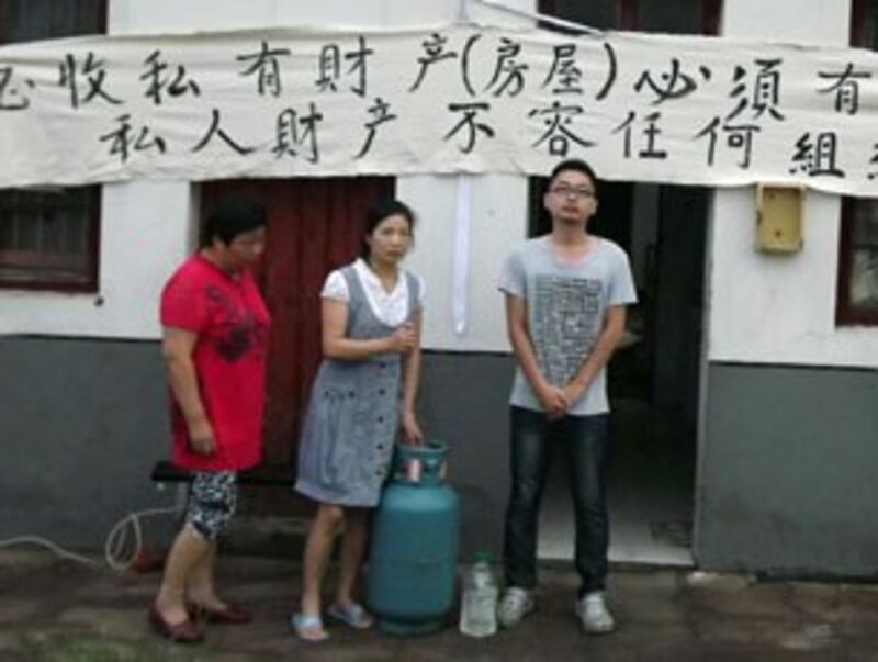 图片:常州一拆迁户接到法院强拆令后,决定以煤气罐抗争。(沈瑞华提供)