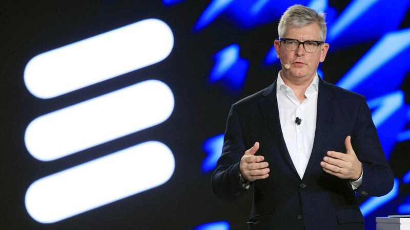 2021年1月,瑞典媒體曝光CEO鮑毅康(Börje Ekholm)多次發短信給該國外貿大臣哈爾伯格(Anna Hallberg),施壓政府取消對華為的5G禁令,並威脅如果政府對該禁令不予取消,愛立信將考慮離開瑞典。 (愛立信推特圖片)