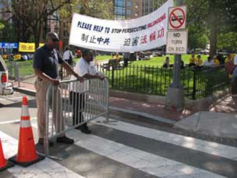 Bên ngoài nơi diễn ra Hội nghị Thượng đỉnh Mỹ - Trung Quốc tại Washinhton DC hôm 12-04-2010. RFA PHOTO.