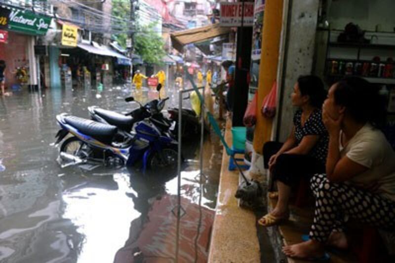 Đường phố Hà Nội sau một trận mưa lớn. 