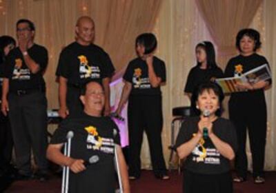 Ca nhạc sĩ Việt Dzũng trong một bữa tiệc gây quỹ cùng Phong trào Hưng ca hồi năm 2011 tại Orange County, California. Photo courtesy of Hưng ca VN.