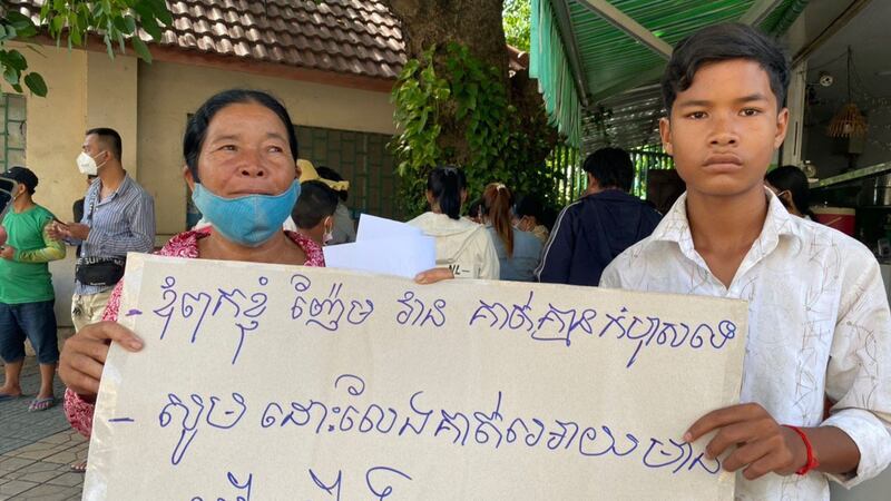 ប្រពន្ធ និងកូន របស់លោក ញ៉ែម វាន សកម្មជនគណបក្សសង្គ្រោះជាតិ ដែលកំពុងជាប់ឃុំនៅពន្ធនាគារព្រៃស នាំគ្នាតវ៉ានៅមុខសាលាដំបូងរាជធានីភ្នំពេញ នៅព្រឹកថ្ងៃទី១៩ ខែមិថុនា ឆ្នាំ២០២០ ទាមទារតុលាការដោះលែងលោក ញ៉ែម វាន ឱ្យមានសេរីភាពឡើងវិញ និងដោយឥតលក្ខខ័ណ្ឌ។