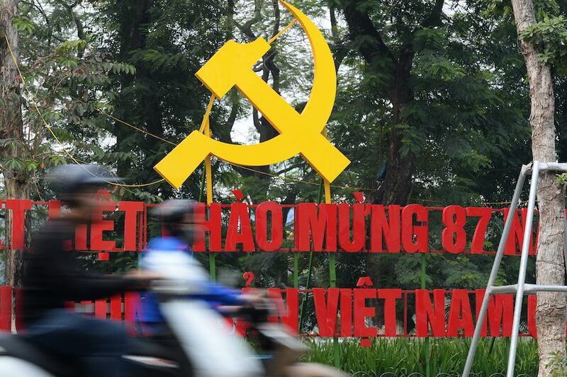 Hình minh hoạ. Khẩu hiệu mừng Đảng Cộng sản Việt Nam trên đường phố Hà Nội năm 2017
