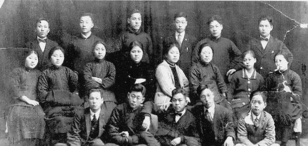 일제 강점기 진보운동가이자 혁명가였던 현앨리스(1903~1956?)가 포함된 단체사진. 이 사진은 이전까지는 1929년 모스크바 국제레닌학교에 다니던 박헌영이 동아시아 혁명가들과 찍은 사진으로 알려졌다. 그러나 정병준 이화여대 교수는 주요 등장인물들의 다른 사진과 여러 자료 분석을 거쳐 사진이 1929년 모스크바가 아닌 1921년 겨울 상하이의 한국 유학생들을 찍은 것으로 결론내린다. 1열 가운데 나비넥타이를 한 남성이 박헌영, 2열 오른쪽 두번째가 현앨리스.