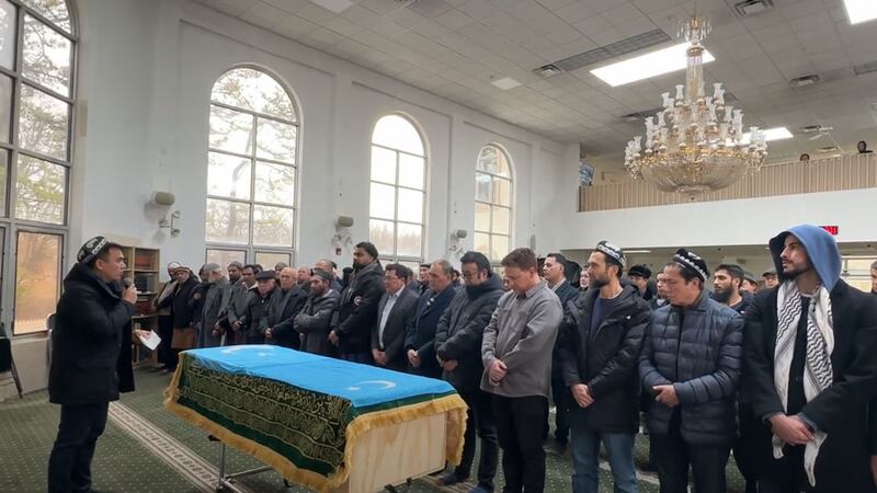 ئامېرىكادىكى تۇنجى ئەۋلاد ئۇيغۇر مۇھاجىرى، شەرقىي تۈركىستان داۋاسىنىڭ ھارماس جەڭچىسى غۇلامىدىن پاختانىڭ دەپنە مۇراسىمى كۆرۈنۈشلىرى. 2025-يىلى 20-فېۋرال، نيۇ-يورك