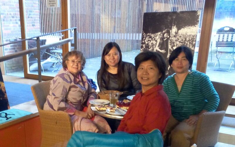 世界台湾同乡会会长傅佩芬（左二）。（资料图片）