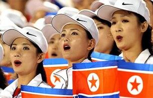 지난 2002년 9월 28일 창원 종합운동장에서 열린 부산아시안게임 축구예선전 북한과 홍콩과의 경기에서 북한 응원단이 인공기를 흔들며 응원하고 있다. 