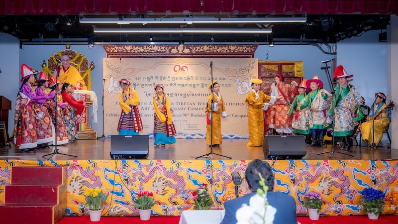 ནིའུ་ཡོག་ཏུ་སྐུའི་གོ་སྟོན་གྱི་བྱམས་བརྩེའི་ལོ་དང་བསྟུན་ནས་བྱང་ཨ་རིའི་གཟའ་མཇུག་སློབ་གྲྭ་ཁག་ཕན་ཚུན་རིག་རྩལ་འགྲན་བསྡུར་ཐེངས་དང་པོ་འདི་གཉེར་ཡོད་པ།   ༢༠༢༦།༤།༤