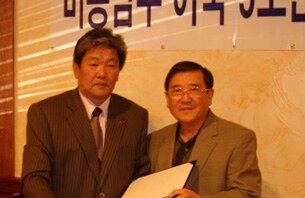 정광일 회장(왼쪽)이 신임 임신순 이사장에게 임명장을 수여하고 있다.