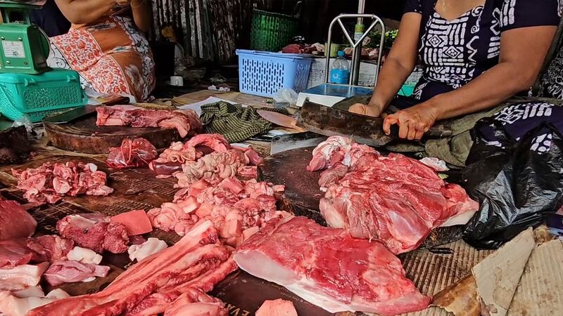 ရန်ကုန်တိုင်း၊ တောင်ဒဂုံမြို့နယ်၊ စျေးတစ်ခုအတွင်းရှိ ဝက်သားအရောင်းဆိုင်တစ်ခုကို ၂၀၂၄ ခုနှစ်၊ ဇွန်လ ၁၉ ရက်နေ့က တွေ့ရစဉ်။ (Photo: RFA)