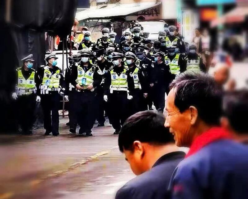 大批交警在东莞街道上行进，对电动车、摩托车进行“专项整治”。（来自微博）
