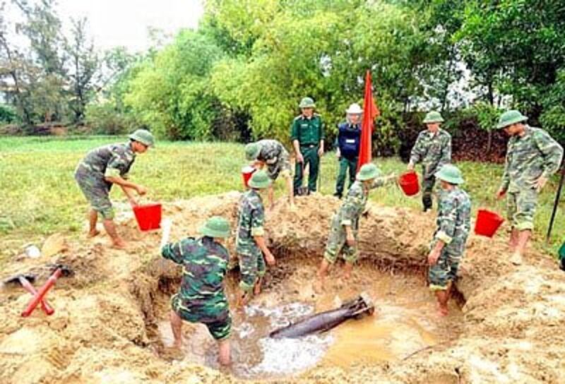 Ngay sát khu dân cư phường Hòa Quý quận Ngũ Hành Sơn (Đà Nẵng) lực lượng Trung tâm dò phá bom mìn 20 thuộc Tổng công ty 36 phát hiện một quả bom ở độ sâu khoảng 1m (khampha.vn)
