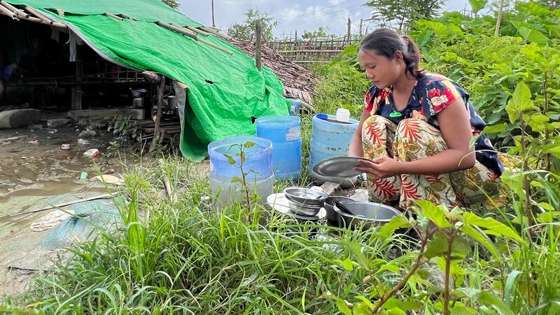 ရခိုင်ပြည်နယ် စစ်တွေမြို့ပေါ် စက်ရုံစုကျူးကျော်ရပ်ကွက်မှ မအေးစံဝင်းအား ၂၀၂၃ ခုနှစ် ဇူလိုင်လ ၁၉ ရက်နေ့က တွေ့ရစဉ်။ (Photo: RFA)