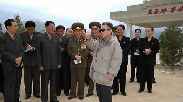 김정일 국방위원장이 강원도에 위치한 고산과수농장을 시찰하고 있다. 