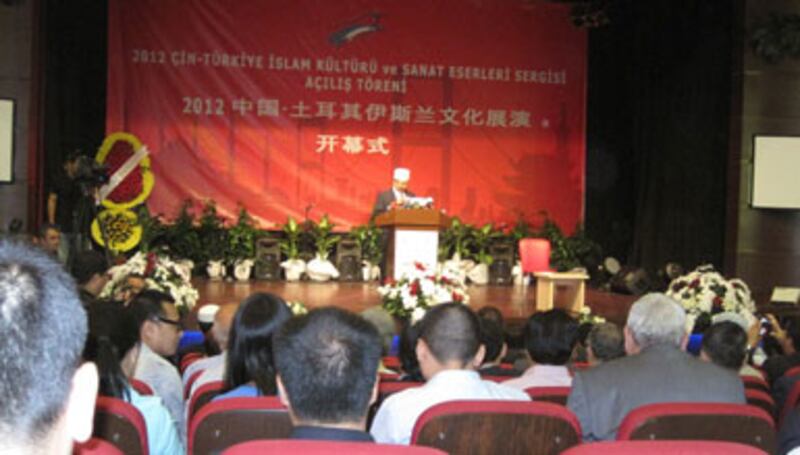 «خىتاي-تۈركىيە ئىسلام مەدەنىيەت-سەنئەت كۆرگەزمىسى» پائالىيەتنىڭ ئېچىلىش مۇراسىمىدىن كۆرۈنۈش. 2012-يىلى 31-ئاۋغۇست، ئىستانبۇل.
