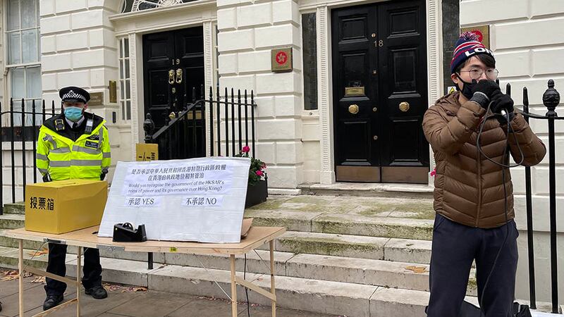 參與舉辦是次活動的在英港人組織「英國港僑協會」(Hongkongers in Britain)創辦人鄭文傑發言時表示,香港駐倫敦經貿辦向英國傳媒發信,警告他們對香港選舉的批評或違反香港法例。他表示海外港人必須發聲駁斥,不能讓《港區國安法》的長臂延伸至英國。(邢博泓 攝)