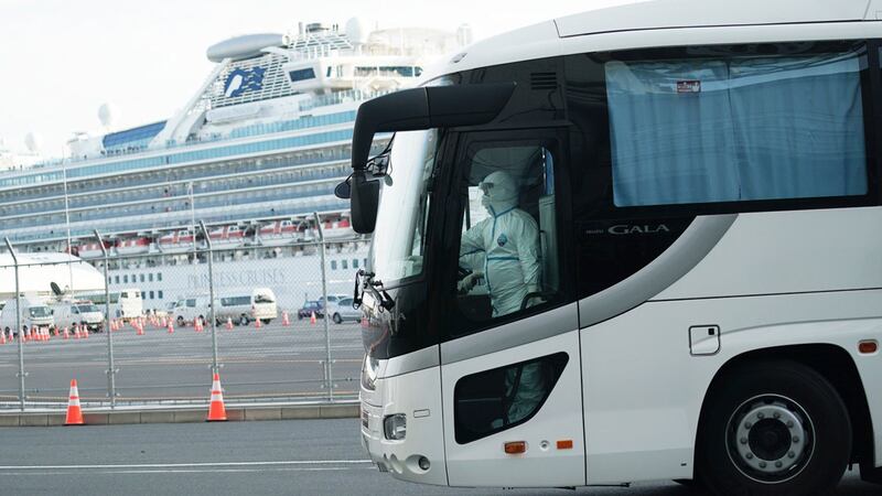 钻石公主号19号解除14天检疫隔离，首批约500名未感染武汉肺炎者下船受到高度关注。（美联社）