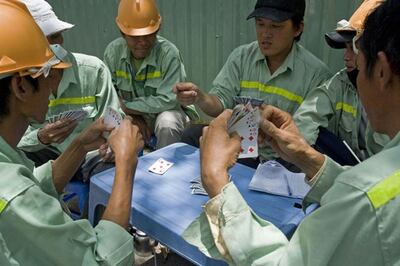 Công nhân đánh bài trong giờ nghỉ trưa tại Cần Thơ hôm 10/8/2013.