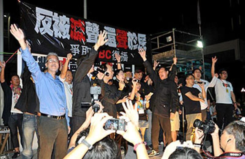 2012年10月21日,“香港數碼廣播”於政府總部外作最後一日義播,電台創辦人鄭經翰與節目主持及工作人員上台,向支持者揮手道別。(“香港數碼廣播”提供)