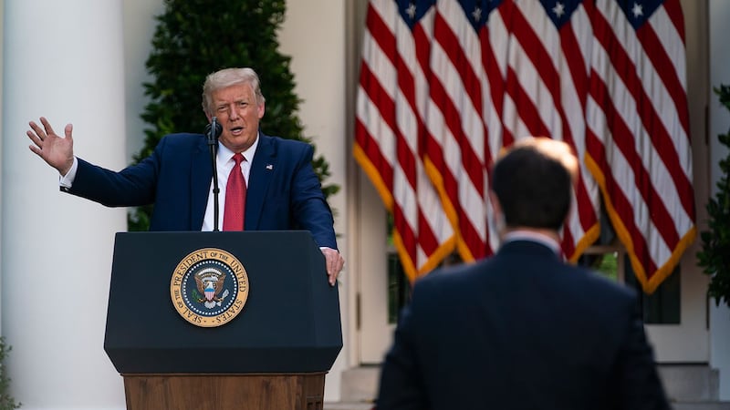 2020年7月14日,特朗普总统在白宫白宫玫瑰园举行记者会。(AP)
