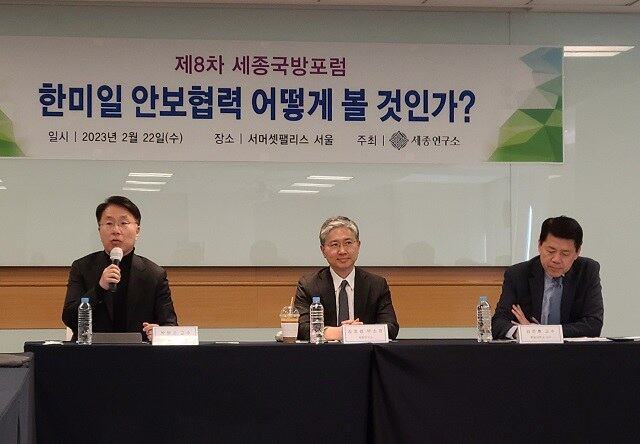 박원곤 이화여대 교수(사진 왼쪽)가 22일 제8차 세종국방포럼에서 발언하고 있다.