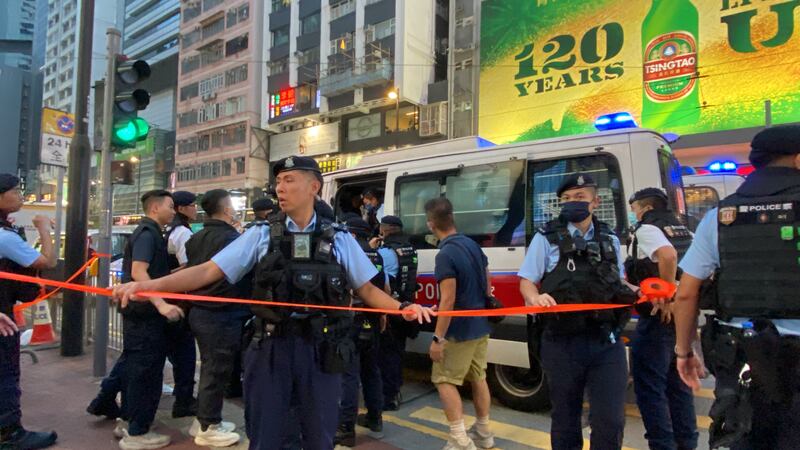 警方將市民帶走並拉起封鎖線。（董舒悅 攝）