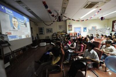 Sinh viên Việt Nam theo dõi kết quả bầu Tổng thống Mỹ qua màn hình tivi lớn tại Tòa đại sứ Hoa Kỳ ở Hà Nội hôm 5-11-2008.