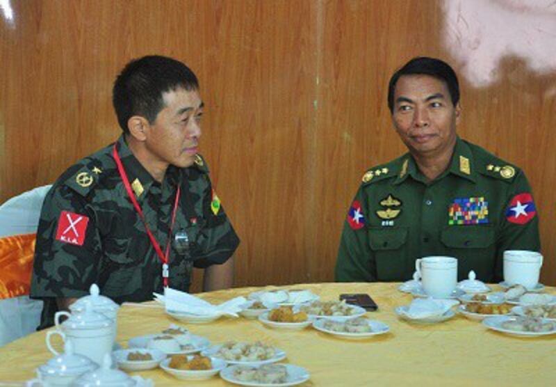 The Kachin Independence Army's General Gwan Maw (left) and the Myanmar military's Lieutenant-General Myint Soe (right) chat during peace talks in Myitkyina, Oct. 8, 2013. Photo credit: RFA.