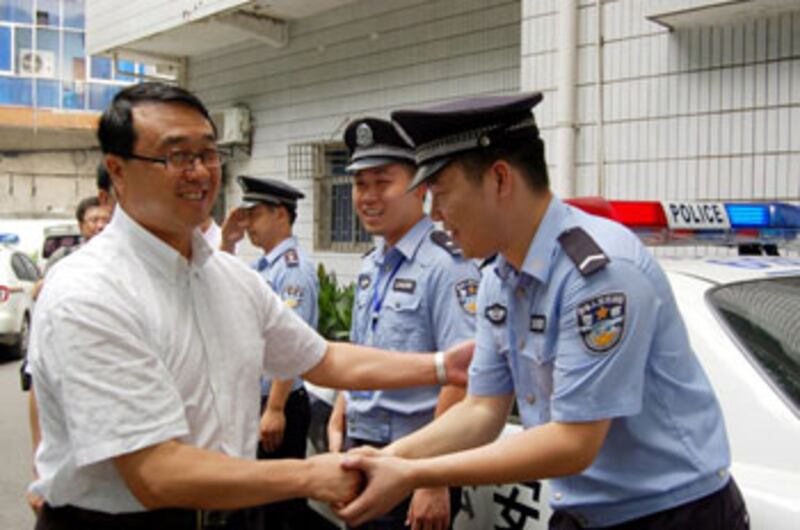 2009年7月12日,時任重慶公安局局長和副市長的王立軍與當地公安握手。(法新社/Imaginechina圖片資料)