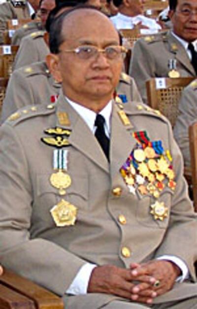 ူမန်မာစစ်အစိုးရ ဝန်ဋ္ဌကီးခဵြပ် ဗိုလ်ခဵြပ်ဋ္ဌကီး သိန်းစိန်ကို အခမ်းအနားတခုတြင် တြေႚရသော မြတ်တမ်းပုံ ူဖစ်ပၝသည်။ (Photo: AFP)