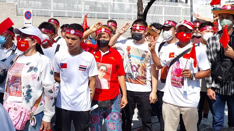 စစ်ကောင်စီ၏ အခွန် နှစ်ရာခိုင်နှုန်းကောက်ခံမှုအပေါ် ထိုင်းရောက်မြန်မာအလုပ်သမားများ ဘန်ကောက်ရှိ ကုလသမဂ္ဂရုံးရှေ့တွင် ၂၀၂၃ ခုနှစ်၊ ဒီဇင်ဘာလ ၁၇ ရက်နေ့က ကန့်ကွက်ဆန္ဒပြခဲ့စဉ်။ (Photo: RFA)