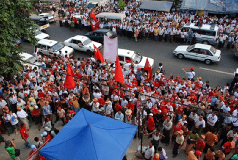 burma-nld-supporters-400.gif