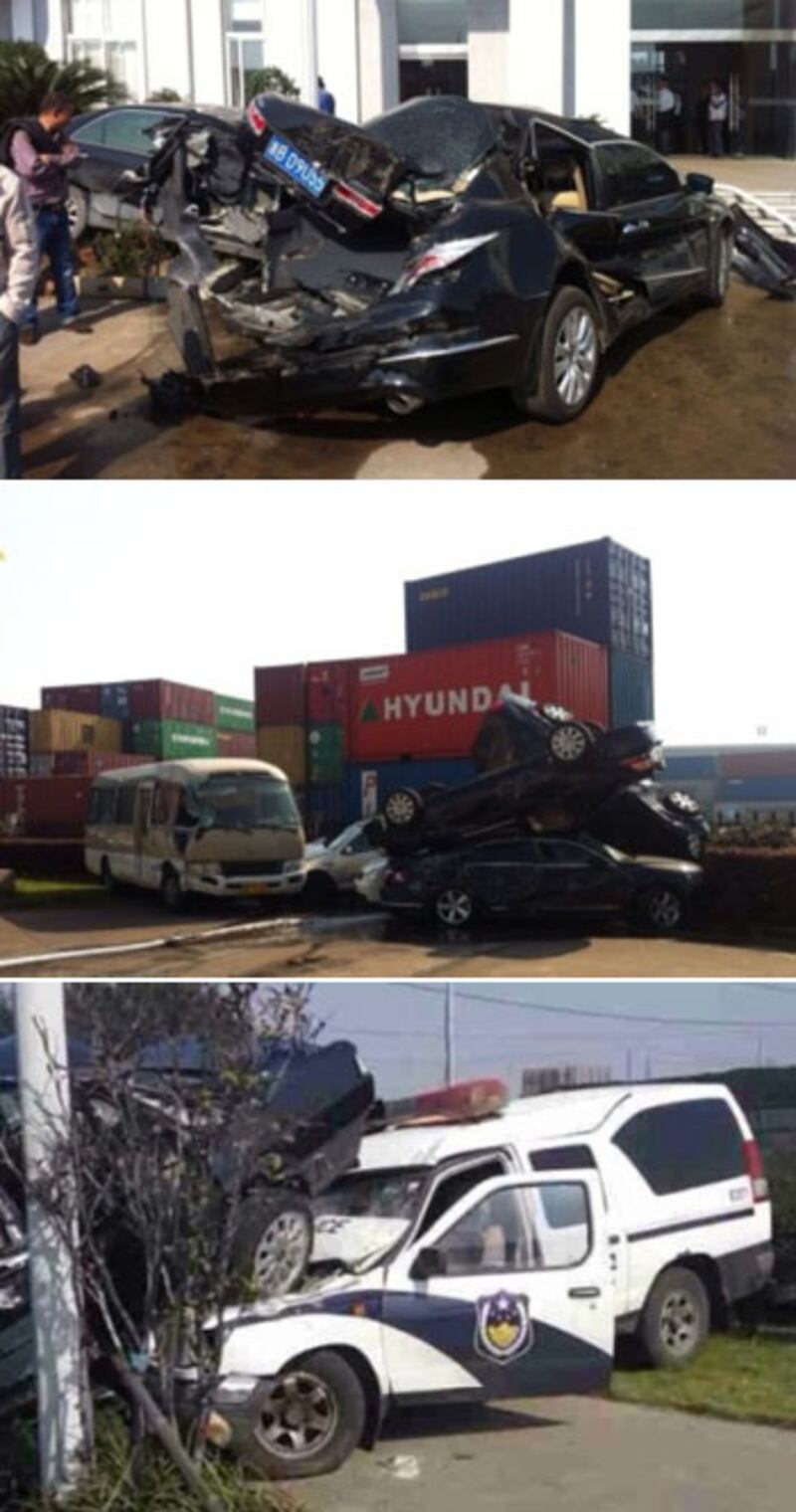 11月7日，浙江省寧波市鎮海金屬園區一名企業員工，因不滿工傷賠償，駕駛鏟車闖入園區，撞毀多部車輛。鏟車後來沖出馬路，撞毀一部警車。（網友拍攝）