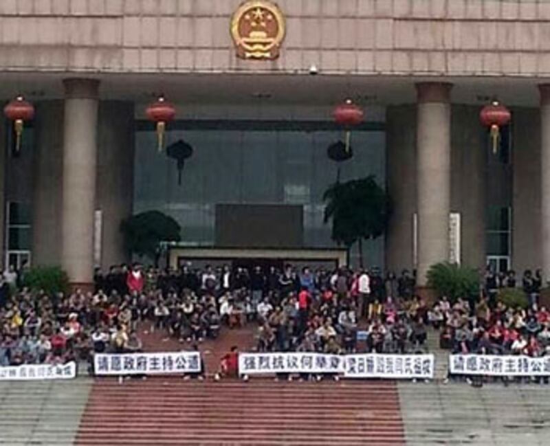 興業縣對塘村逾千村民周一（10月28日）集體到縣政府辦上訪，抗議祖墳土地遭霸佔，要求當局解決問題。（村民閻女士）