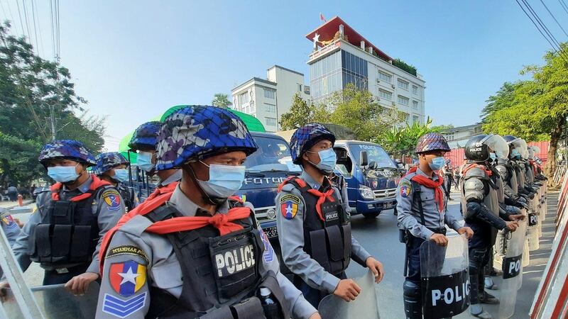 ရန်ကုန်မြို့မှ အမျိုးသားဒီမိုကရေစီရုံးချုပ်အား ၂၀၂၁ ခုနှစ် ဖေဖော်ဝါရီလ ၁၅ ရက်နေ့က စစ်ကောင်စီတပ်ဖွဲ့ဝင်များ ဝင်ရောက်စီးနင်းခဲ့စဉ်။ (Photo: RFA)