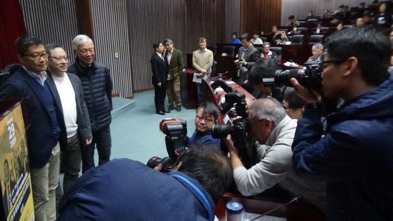 2019年1月29日,香港“占中三子”陈健民(左一)、戴耀廷(左二)、朱耀民在台湾校园座谈,受到传媒关注。(RFA资料照)