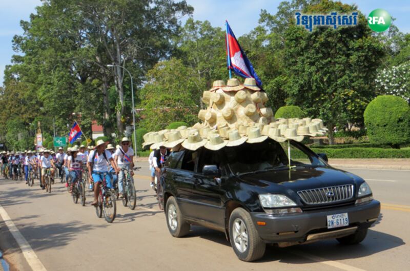 ក្រុម​និស្សិត​នៃ​សាកលវិទ្យាល័យ​បញ្ញា​សាស្ត្រ និង​យុវជន​នៅ​ខេត្ត​សៀមរាប ដែល​ស្ម័គ្រ​ចិត្ត​ជិះ​កង់​ដង្ហែ​ក្បួន​ផ្សព្វផ្សាយ​មួក​ស្លឹក​ត្នោត​នៅ​តាម​ដង​ផ្លូវ​នៃ​ខេត្ត​សៀមរាប កាល​ពី​ព្រឹក​ថ្ងៃ​អាទិត្យ ទី​៣ ខែ​ឧសភា ឆ្នាំ​២០១៥។