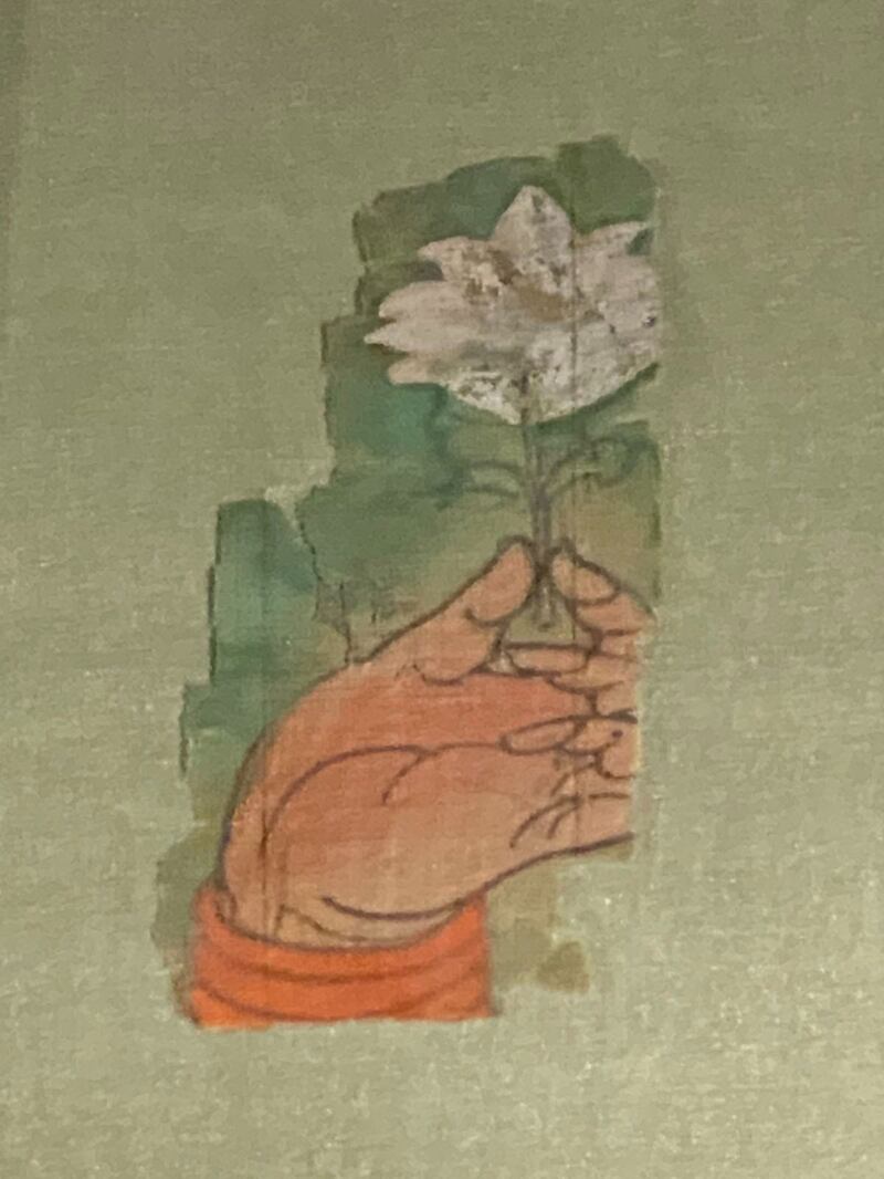 گېرمانىيە پايتەختى بېرلىندىكى ئەڭ مۇھىم مەدەنىيەت-سەنئەت كۆرگەزمىلىرىدىكى يىپەك ئۈستىگە سىزىلغان گۈل تۇتۇپ تۇرغان قولنىڭ مەشھۇر رەسىمى.