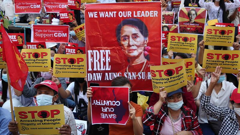 ရန်ကုန်မြို့ လှည်းတန်းလမ်းဆုံတွင် နိုင်ငံတော် အတိုင်ပင်ခံပုဂ္ဂိုလ် ဒေါ်အောင်ဆန်းစုကြည် လွတ်မြောက်ရေး ၂၀၂၁ ခုနှစ်၊ ဖေဖော်ဝါရီလ ၁၄ ရက်နေ့က ဆန္ဒပြတောင်းဆိုခဲ့ကြစဉ်။ (Photo: RFA)
