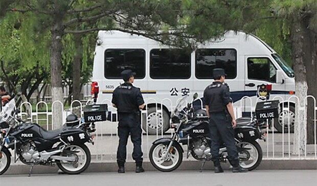 톈안먼 광장 주변에 배치된 공안차량과 공안들의 모습.