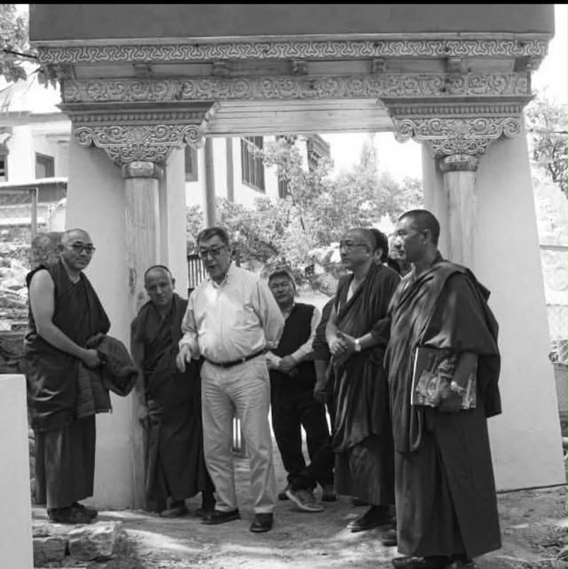 ད་ལྟའི་བཙལ་འཚོལ་ཚོགས་ཆུང་གི་ཚོགས་གཙོ་དང་དགེ་འདུན་པ་ཁག་ཅིག་ཀྱིས་ཕེབས་རོགས་འོག་ལ་དྭགས་དགོན་པར་ཆིབས་སྒྱུར་སྐབས།