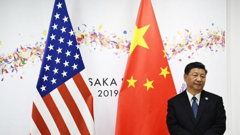美中两国国旗及中国领导人习近平(法新社)