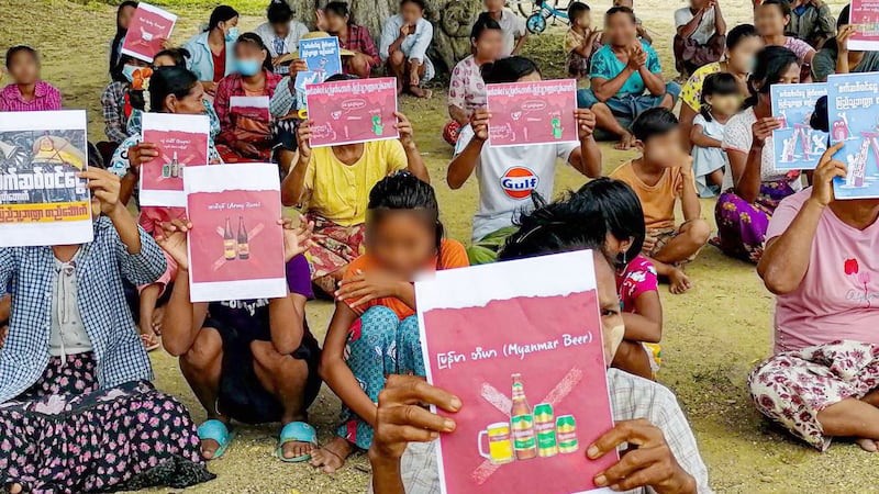 ၂၀၂၂ ခုနှစ် ဩဂုတ်လ ၁၁ ရက်နေ့က စစ်ကောင်စီပိုင်ကုန်စည် ရှစ်မျိုးကို မသုံးစွဲဘဲ သပိတ်မှောက်ကြဖို့ လက်ပံတောင်းတောင်ဒေသခံတွေ ဆန္ဒပြစဉ်။ ( Photo: Citizen Journalist )