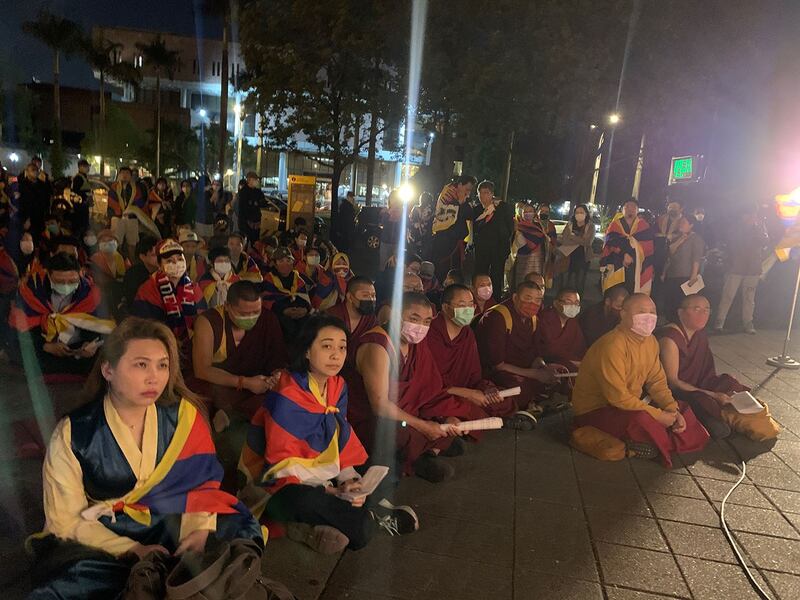 台湾的西藏人十日晚间在台北自由广场举行西藏三一零抗暴六十四周年烛光祈愿晚会。（记者夏小华摄）