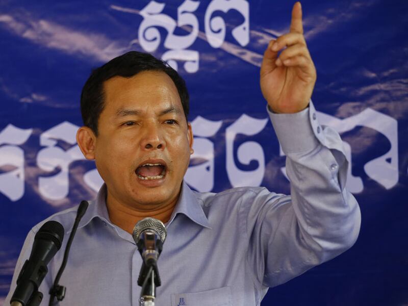 អនុប្រធាន​​គណបក្ស​សង្គ្រោះជាតិ លោក អេង ឆៃអ៊ាង ថ្លែង​នា​ទីស្នាក់ការ​កណ្ដាល​គណបក្ស នា​សង្កាត់​ចាក់​អង្រែលើ រាជធានី​ភ្នំពេញ នៅ​ថ្ងៃ​ទី​១៦ ខែ​កញ្ញា ឆ្នាំ​២០១៦។